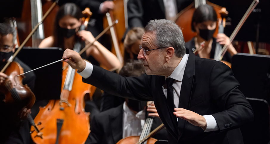 Josep Pons dirigeix l'Orquestra del Liceu (© Toni Bofill)
