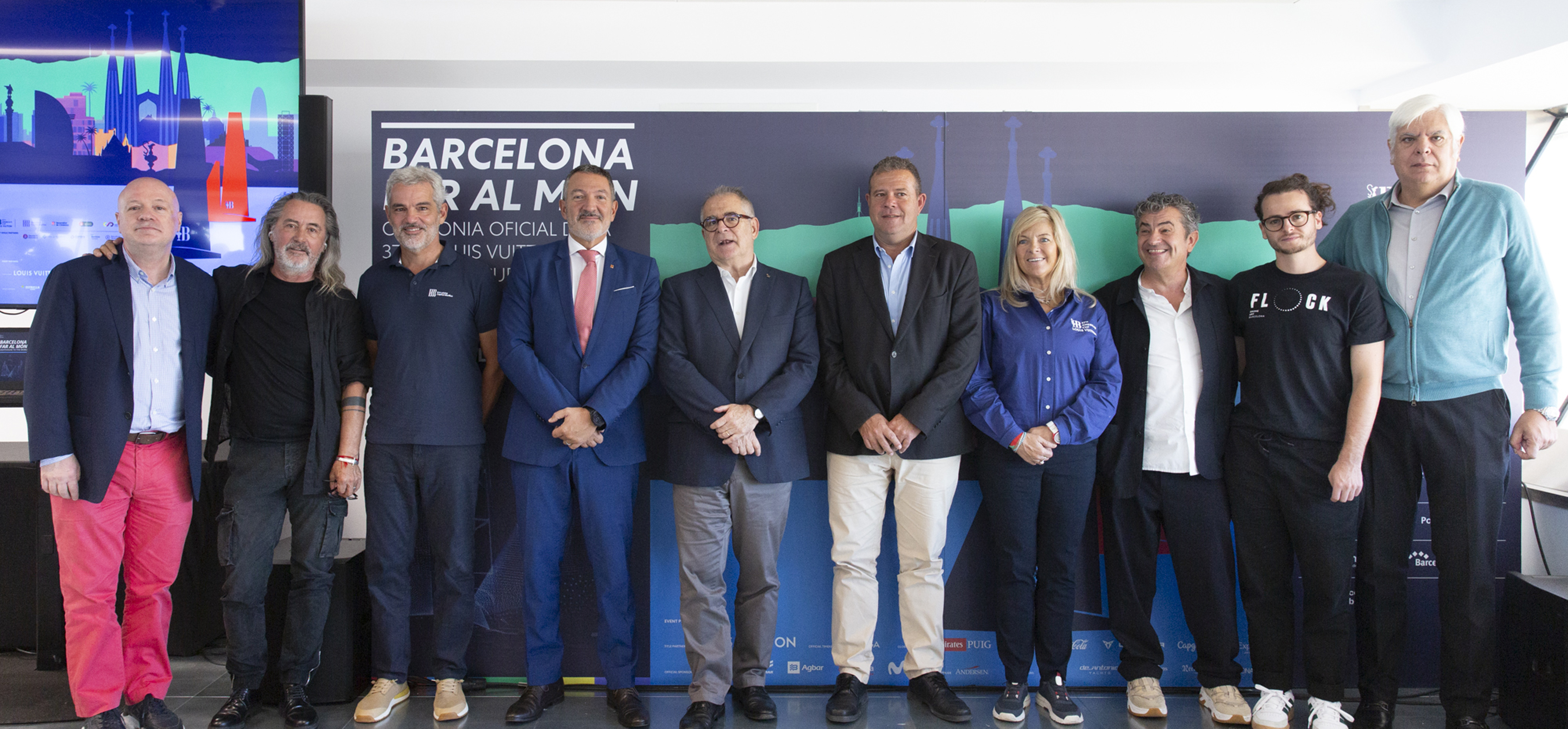 Foto de família de part de l'equip creatiu de la final de la Copa Amèrica durant la roda de premsa.