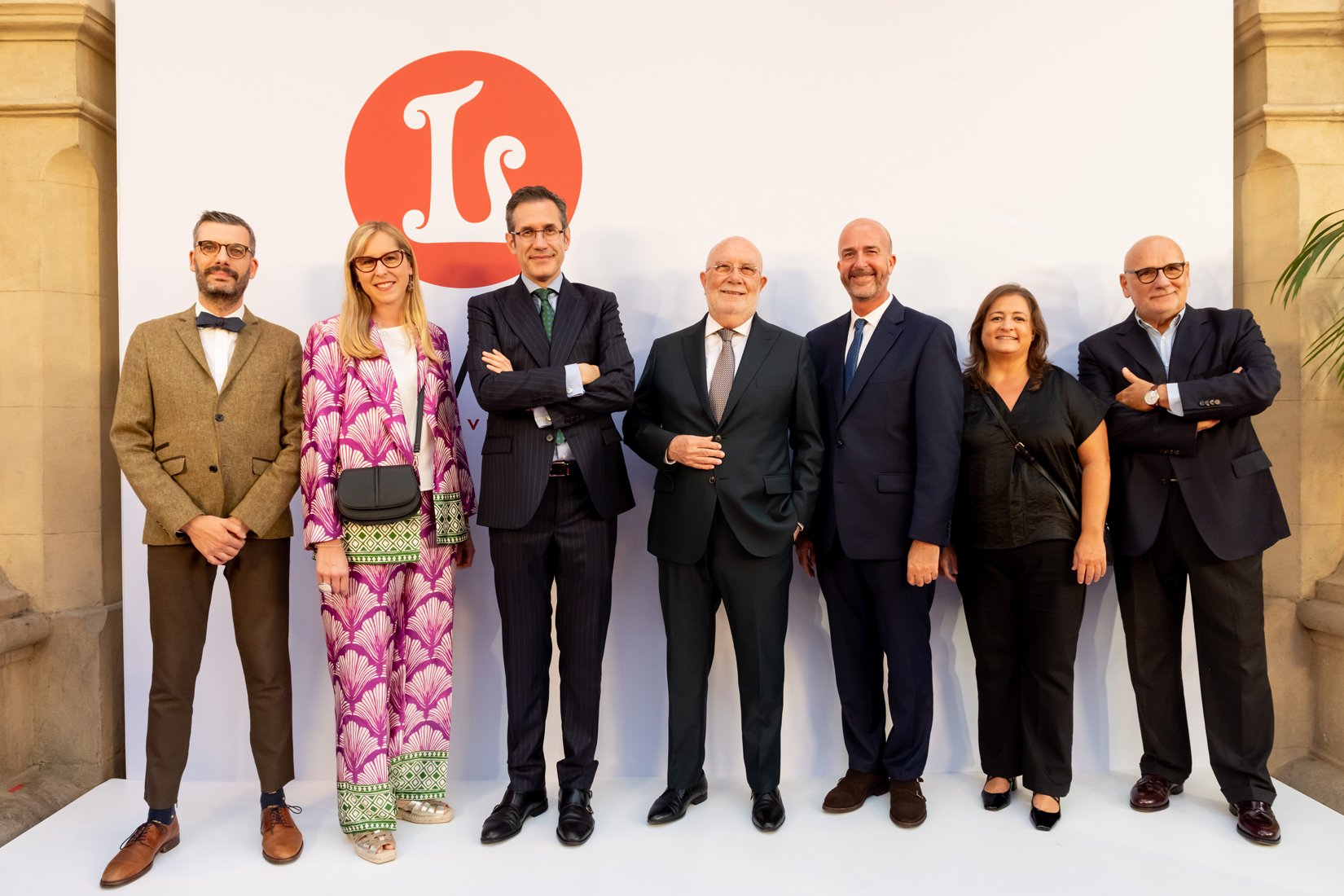 Part de l'equip director de l'associació Amics del Liceu al photocall de la inauguració de la temporada 2024/25 del Liceu.