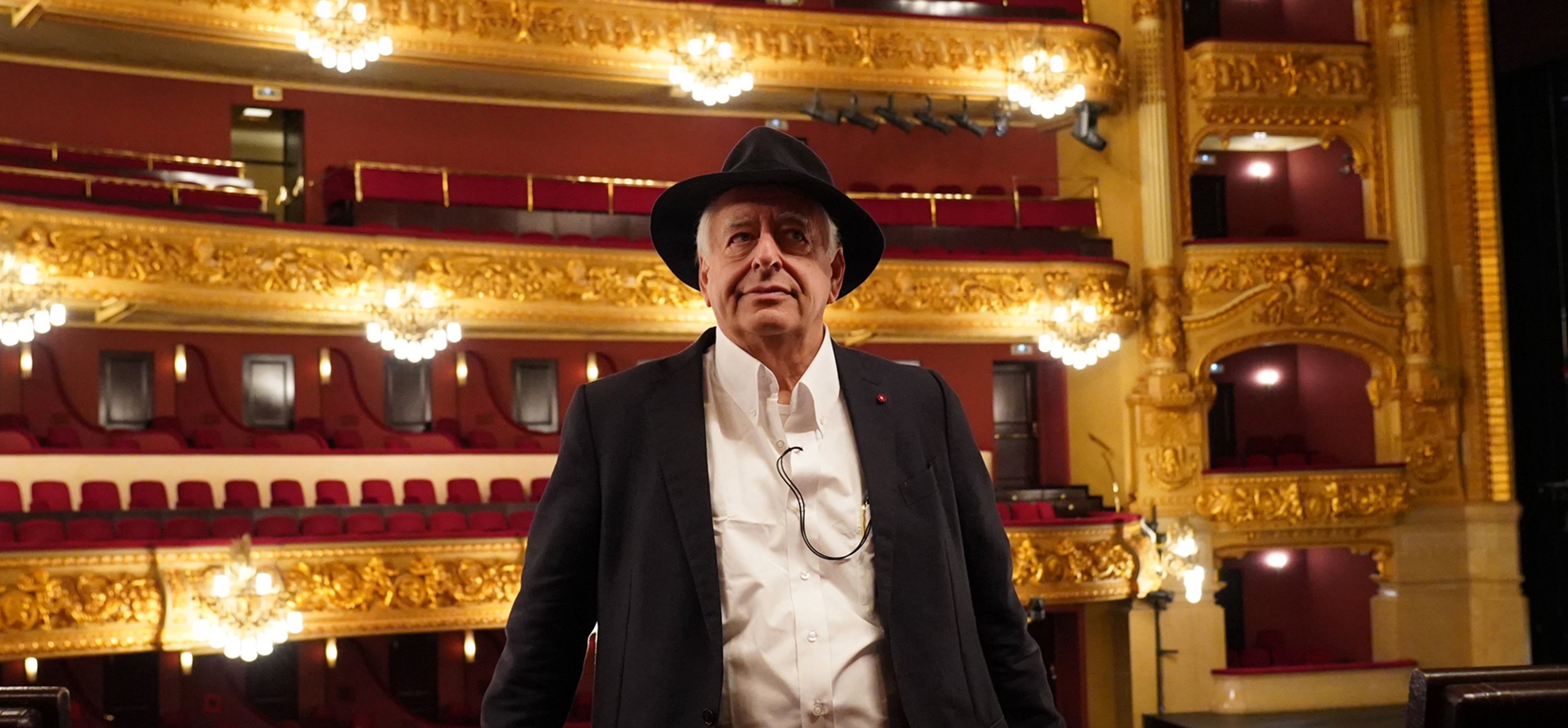 L'artista William Kentridge posa per als fotògrafs a la sala principal del Gran Teatre del Liceu.