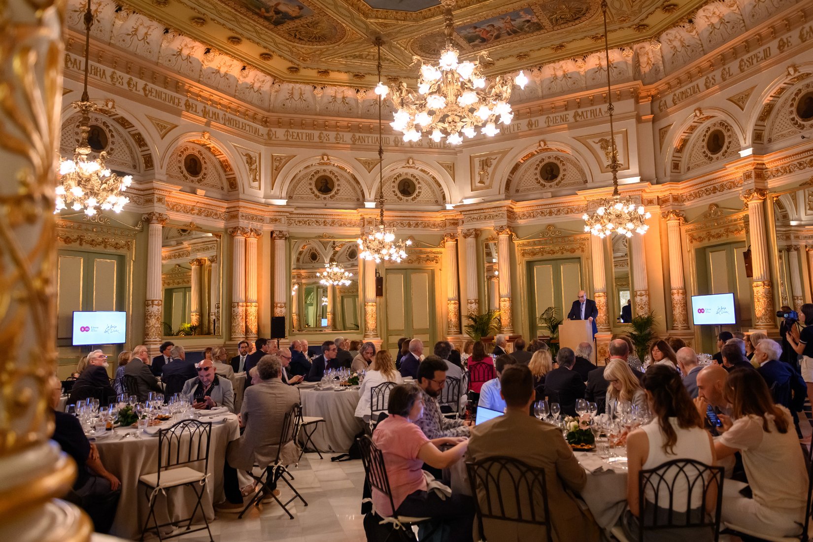 Acte d'entrega de la medalla d'or del Liceu al Saló dels Miralls.