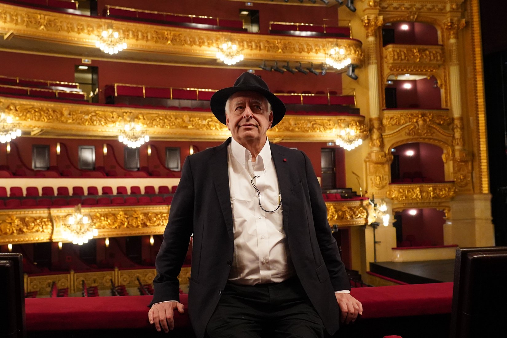 L'artista William Kentridge posa per als fotògrafs a la sala principal del Gran Teatre del Liceu.