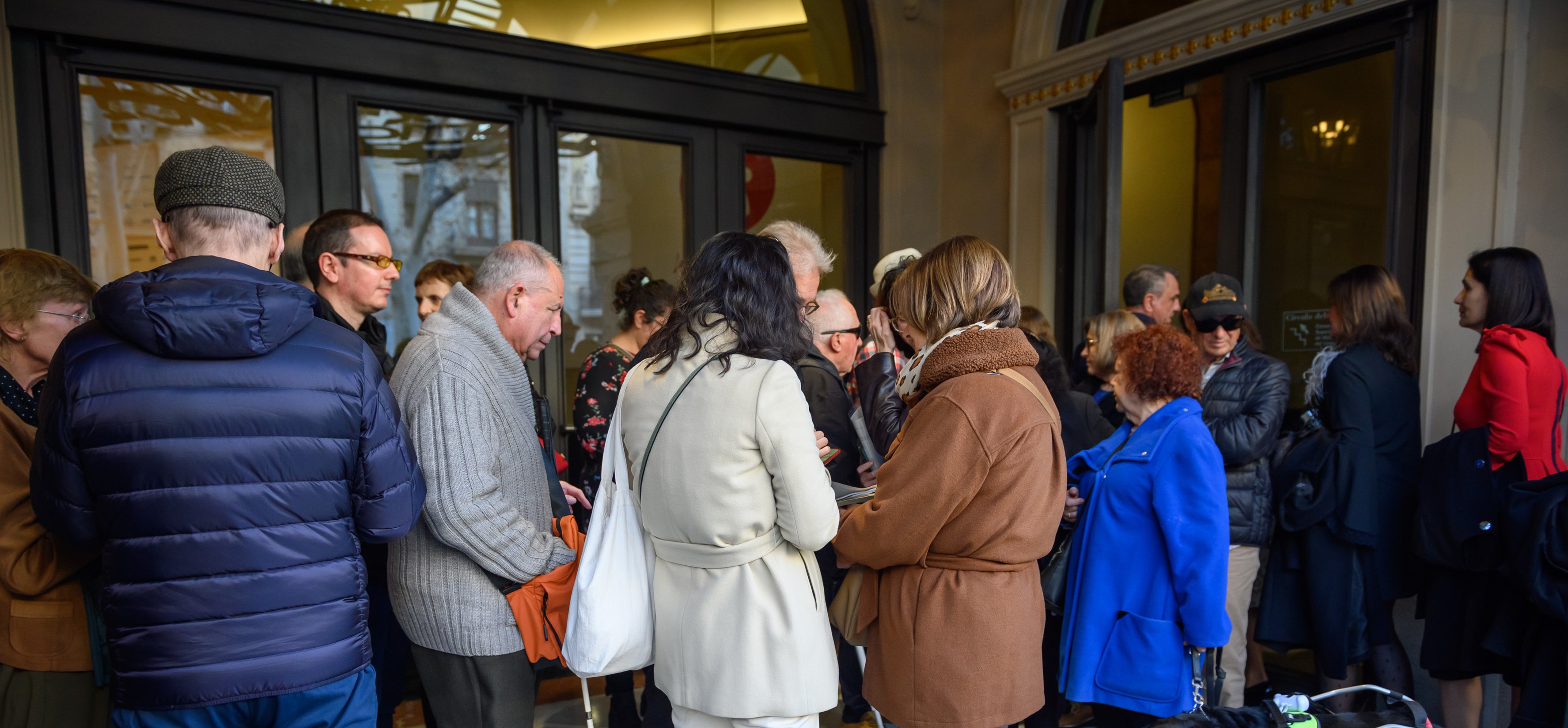 Grup de persones a l'entrada de la Rambla del Gran Teatre el Liceu de Barcelona