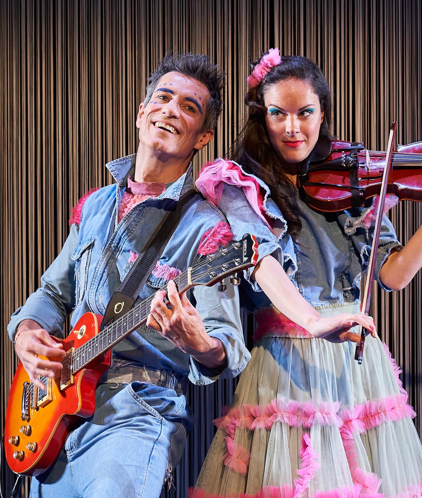 La parella protagonitsa de 'La Barcarola' amb guitarra i violí, espectacle familiar d'El Petit Liceu.