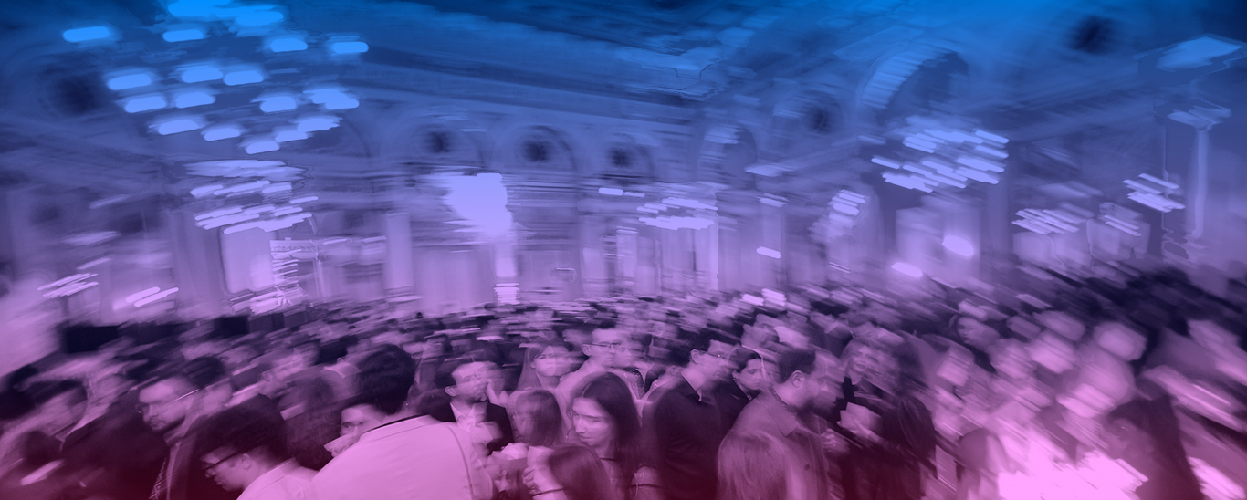Imatge de gent jove en una sessió Liceu Under 35 prenent una copa al Saló dels Miralls després d'una funció.