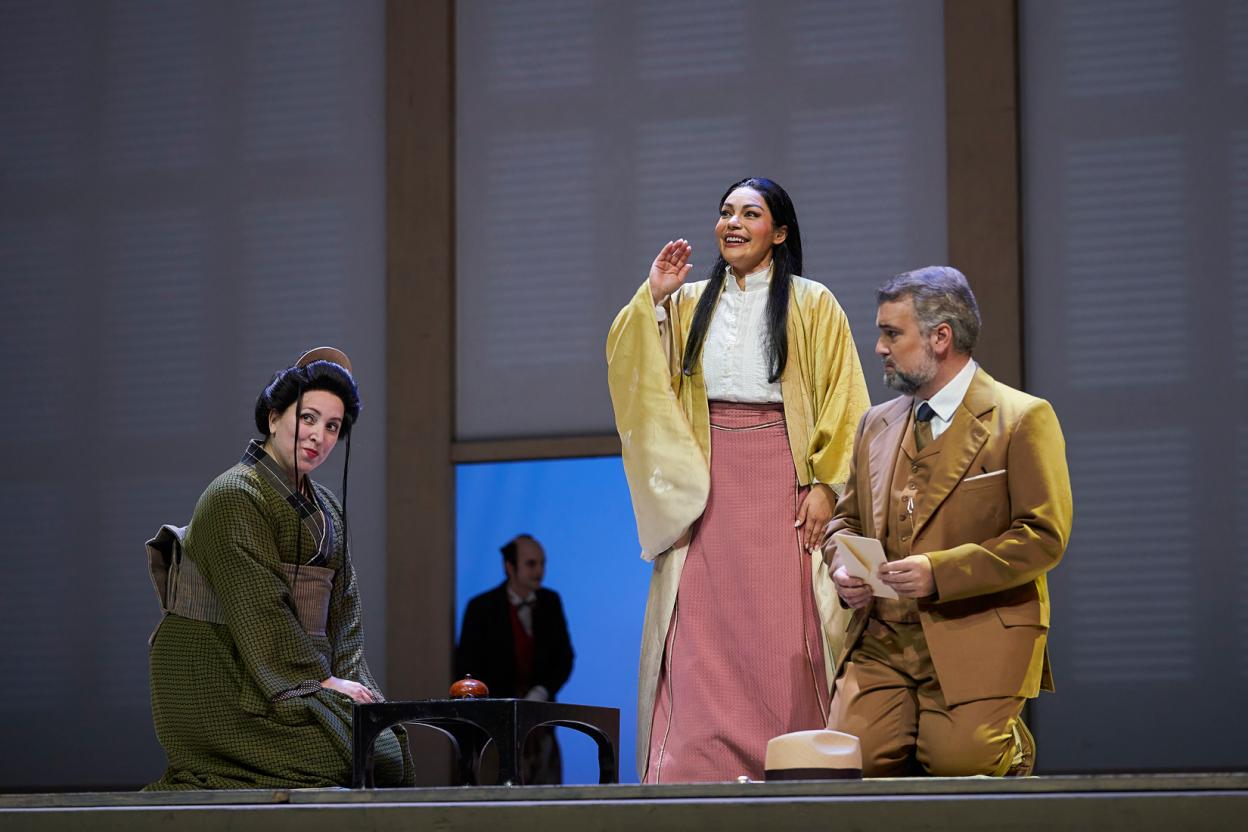 Gemma Coma-Alabert, Aylin Pérez i Gerardo Bullón a l'òpera 'Madama Butterfly' de Puccini al Gran Teatre del Liceu. Foto de David Ruano.