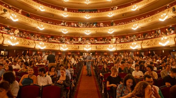 Sala gran del Liceu amb el públic entrant abans de la funció. 