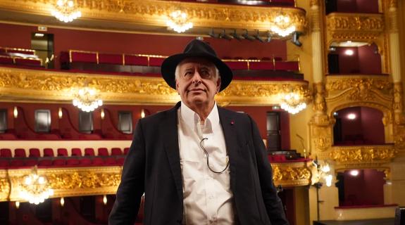 L'artista William Kentridge posa per als fotògrafs a la sala principal del Gran Teatre del Liceu.