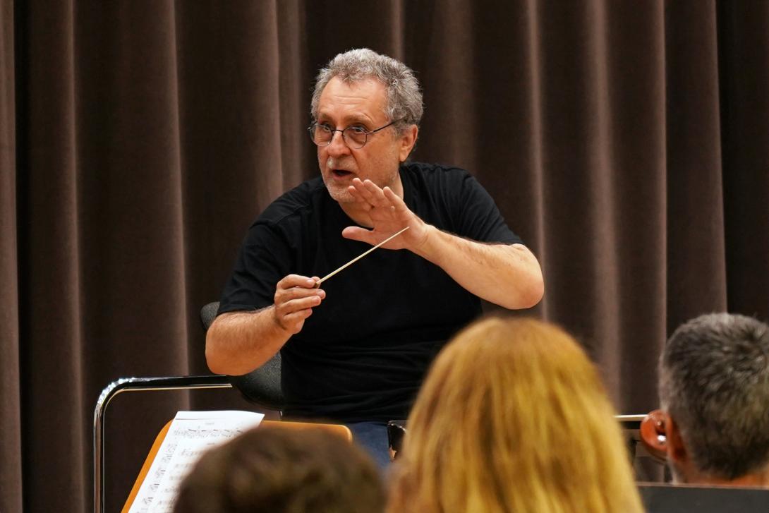 Josep Pons dirigeix un assaig amb l'Orquestra del Liceu.