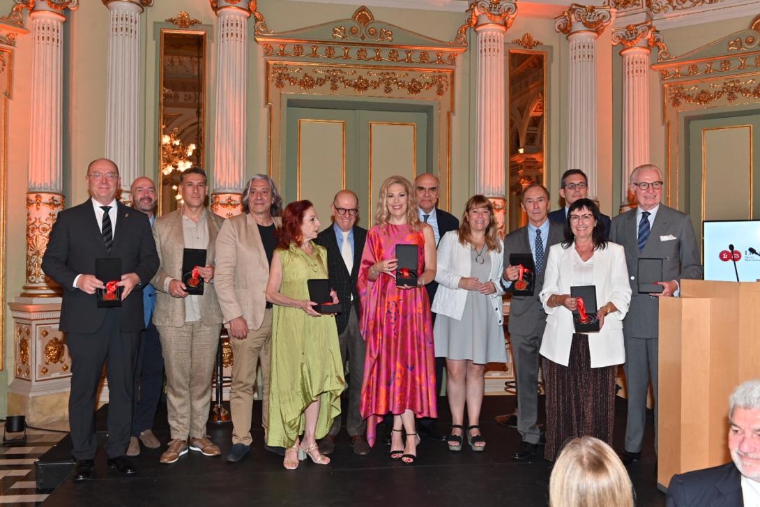 Foto de família de l'entrega de les Medalles d'Or del Liceu. (© Toni Bofill)